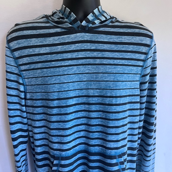 On the Byas pull over lite weight hoodie with front pouch pockets, mens medium - Picture 3 of 5